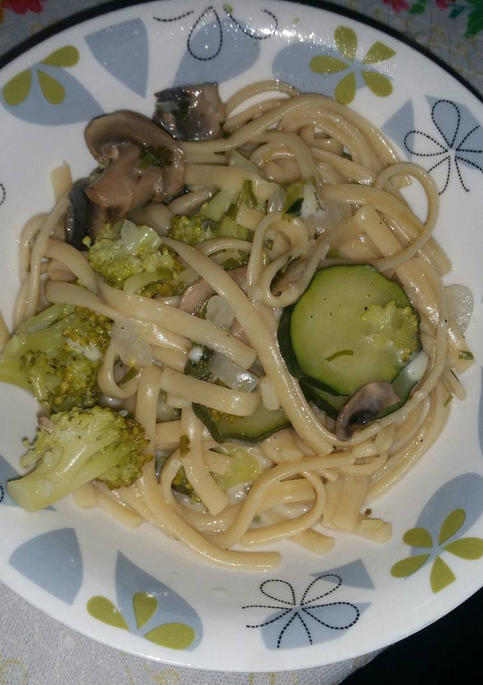 Una foto de Fusión de verduras con pasta y crema deliciosa :) y rápida de preparar