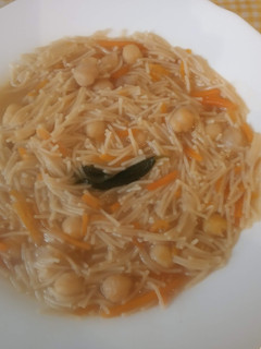 Una foto de Sopa de fideos con garbanzos y zanahorias Exprés