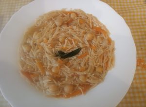 Foto principal de Sopa de fideos con garbanzos y zanahorias Exprés