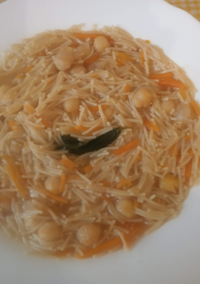 Una foto de Sopa de fideos con garbanzos y zanahorias Exprés