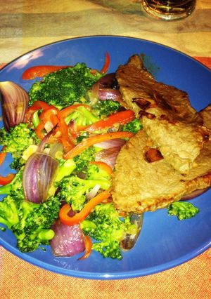 Una foto de Carne al ajo con vegetales
