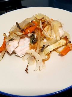 Una foto de Merluza al horno con verduras