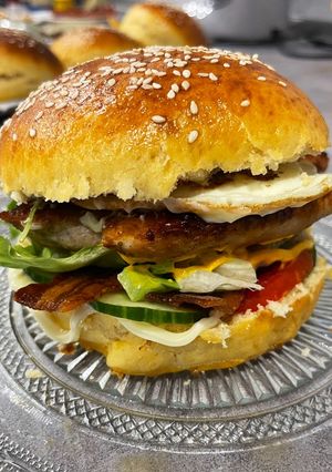 Kézműves burger 🍔🥓🍳 recept fotója