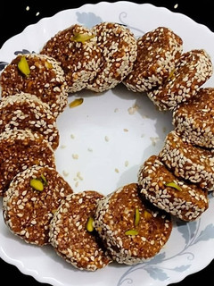 A picture of Dates/Khajur Roll.