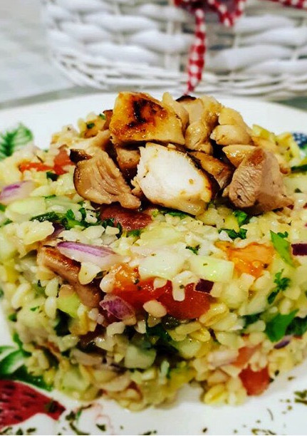 Una foto de Ensalada de bulgur y pollo