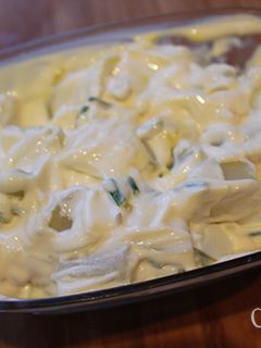 Una foto de Ensalada de patata y huevo con cebollino