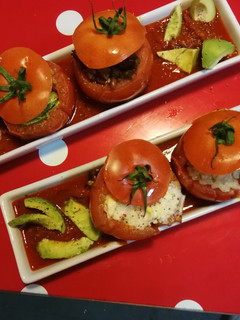 Una foto de Tomates rellenos sobre tomates, 🌱 vegetariana