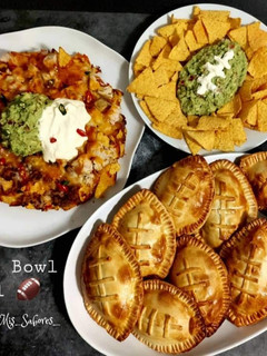 Una foto de Empanadas, nachos y guacamole Súper Bowl