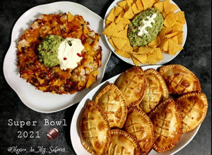 Una foto de Empanadas, nachos y guacamole Súper Bowl