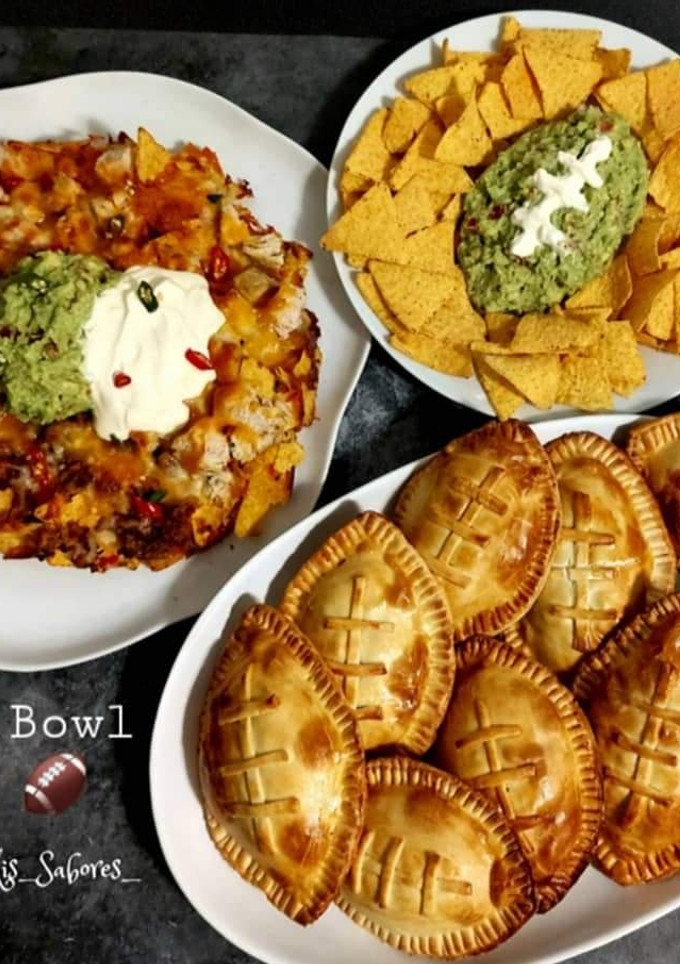 Una foto de Empanadas, nachos y guacamole Súper Bowl