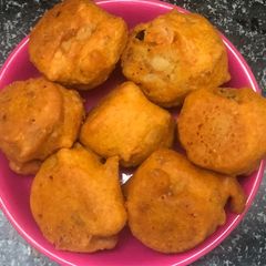 A picture of Bombai bonda/ aalubomda.