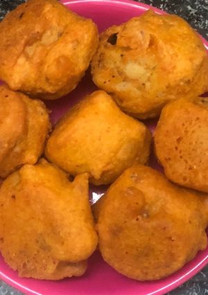 A picture of Bombai bonda/ aalubomda.