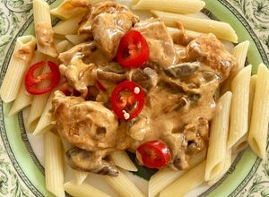 Une photo de Blanc de poulet et champignons de Paris à la crème et au paprika