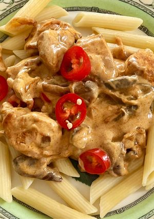 Une photo de Blanc de poulet et champignons de Paris à la crème et au paprika