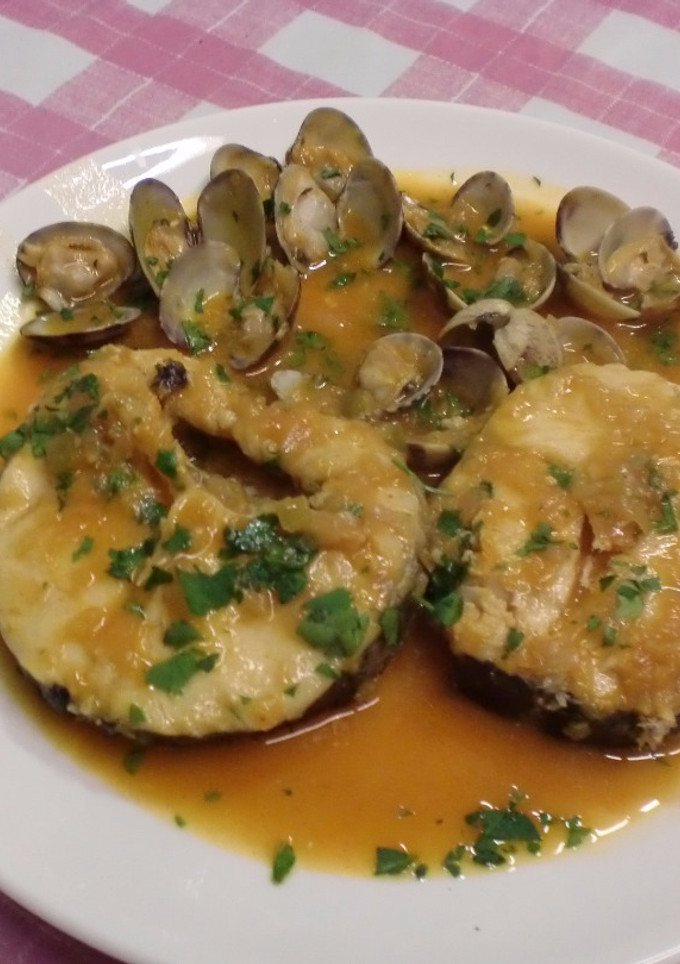 Una foto de Merluza con almejas a la marinera