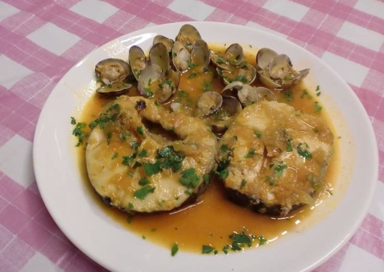 Merluza con almejas a la marinera