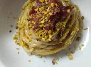 Foto di Spaghetti con crema di carciofi e pancetta e pistacchi di Bronte
