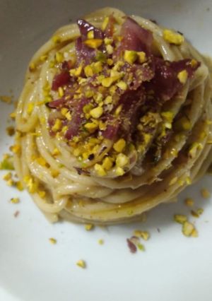 Foto di Spaghetti con crema di carciofi e pancetta e pistacchi di Bronte