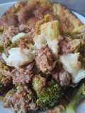 Brócoli con carne desmechada en salsa de tomate🥦🍅🥩🍚🍱🍛