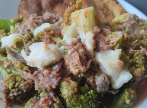 Una foto de Brócoli con carne desmechada en salsa de tomate🥦🍅🥩🍚🍱🍛