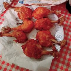 A picture of Delicious crispy chicken drumsticks.