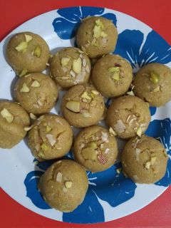 બેસન લાડુ (Besan Ladoo Recipe In Gujarati) રેસીપી મુખ્ય ફોટો
