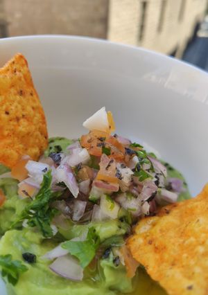 Una foto de Guacamole con pico de gallo