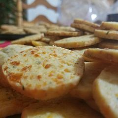 A picture of Aunt V's cheddar crackers.