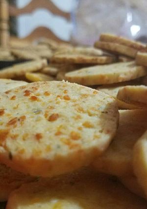 A picture of Aunt V's cheddar crackers.
