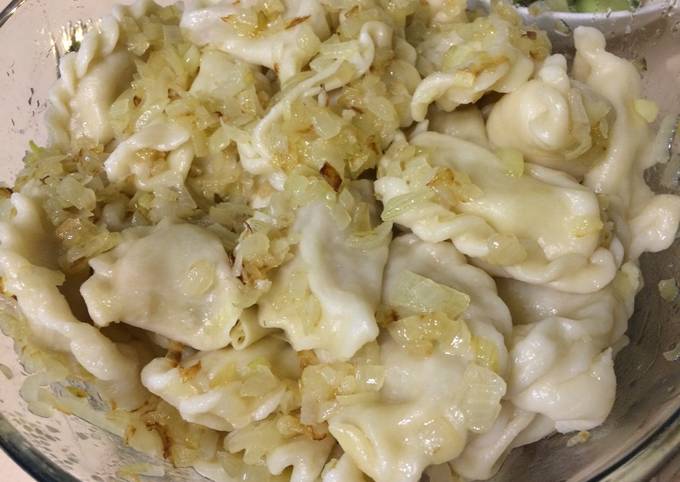 Вареники с квашеной капустой и картошкой (два вида начинки