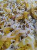 Revuelto de patatas, pollo, y pimientos, con queso