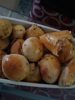 Una foto de Pancitos rellenos de jamón, queso y cebolla