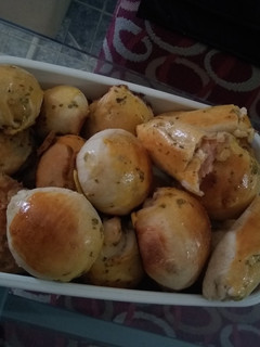 Una foto de Pancitos rellenos de jamón, queso y cebolla
