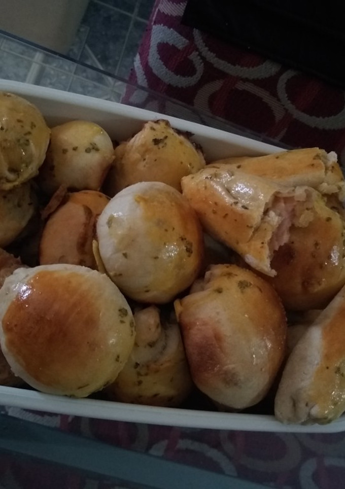 Una foto de Pancitos rellenos de jamón, queso y cebolla