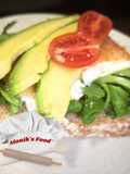 Tostada de Queso Cottage, Salmón y Aguacate