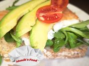 Una foto de queso cottage para tostada