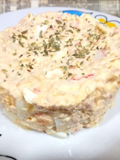 Una foto de Ensaladilla de bonito, surimi y huevo