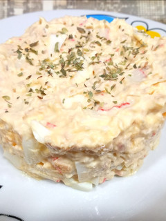 Una foto de Ensaladilla de bonito, surimi y huevo