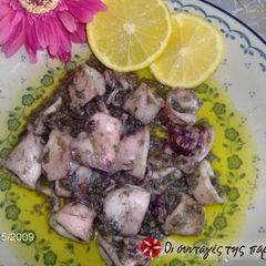 A picture of Kalamarakia in oil with spices.