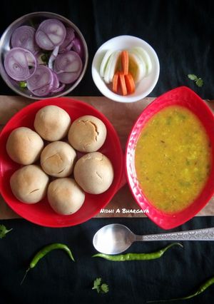 दाल बाटी (Dal Bati Recipe in Hindi) रेसिपी मुख्य फोटो