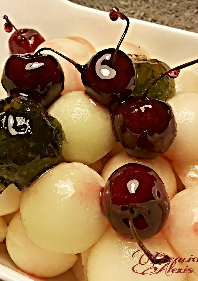 Una foto de Bolitas de melón, con confitura de menta y cerezas confitatas