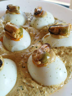 Una foto de Huevos rellenos de mejillones en escabeche y atún