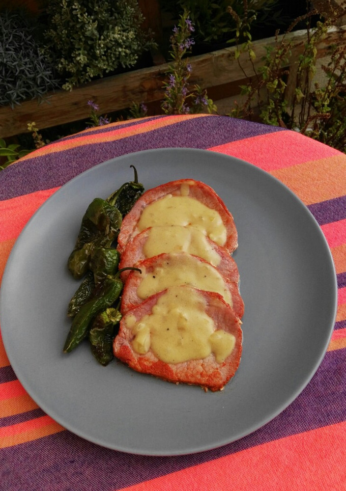 Una foto de Lomo adobado con salsa de mostaza
