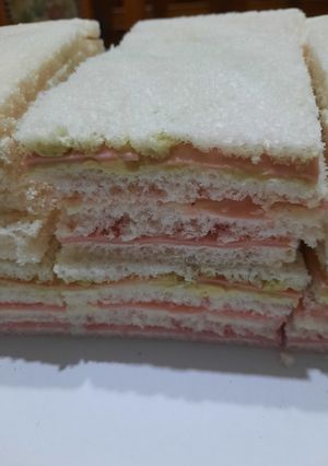 Una foto de Simples creativos con 3 cremas para untar, base jamón
