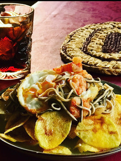 Una foto de Chips caseras con gulas al ajillo y gamba roja 🦐🦐 & vermú de aperitivo 🫒🫒