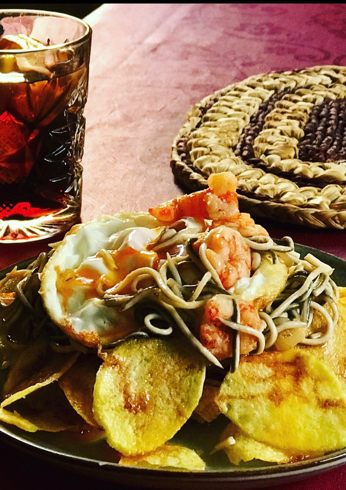Una foto de Chips caseras con gulas al ajillo y gamba roja 🦐🦐 & vermú de aperitivo 🫒🫒