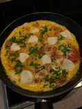 Omletă cu roșii, mozzarella, salam, cașcaval și pătrunjel
