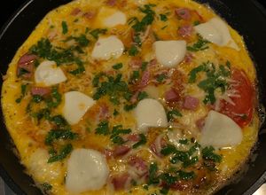O poză a rețetei Omletă cu roșii, mozzarella, salam, cașcaval și pătrunjel.