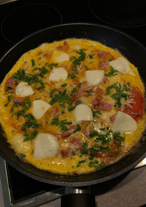 O poză a rețetei Omletă cu roșii, mozzarella, salam, cașcaval și pătrunjel.