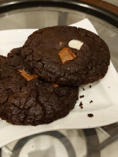 A picture of Tripe Chocolate Cookies.